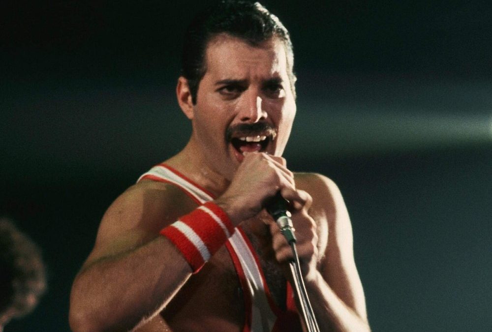 Freddie Mercurys handgeschriebene Songtexte bringen 277.000 Pfund