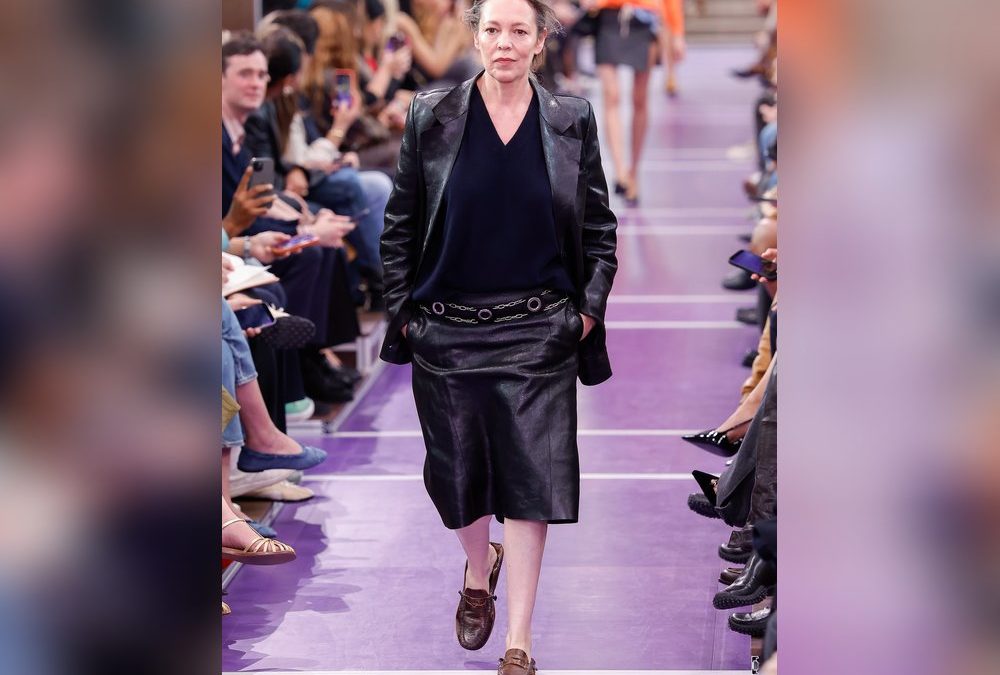 Paris Fashion Week: Schauspielerin Olivia Colman überrascht als Model