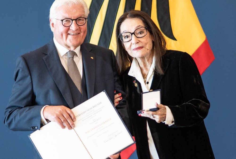 Steinmeier zeichnet Nana Mouskouri mit Bundesverdienstorden aus