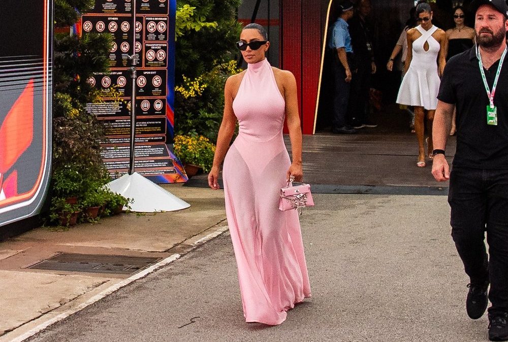 Kim Kardashian legt Glamour-Auftritt im F1-Fahrerlager hin