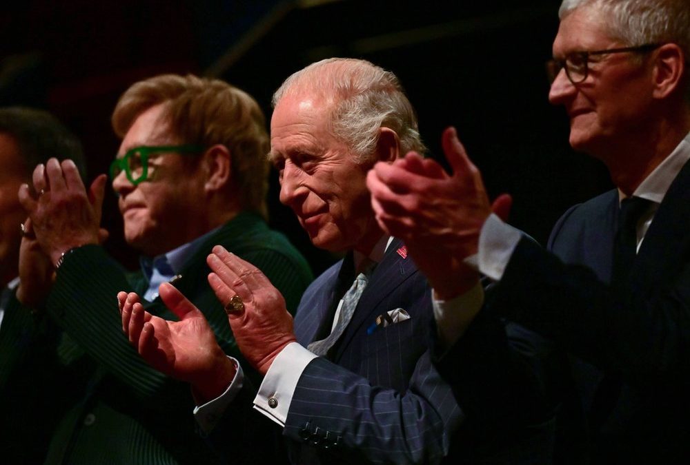 König Charles und Elton John lauschen gemeinsam jungem Musiktalent