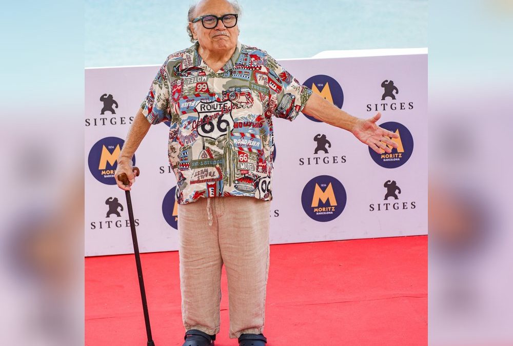 Danny DeVito zeigt sich mit Gehstock auf dem roten Teppich