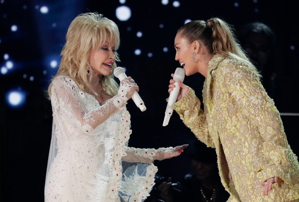 „Für die Ewigkeit“: Miley Cyrus ehrt verstorbene Dolly Parton