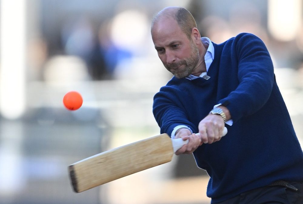 Prinz William spielt Cricket vor dem Buckingham-Palast