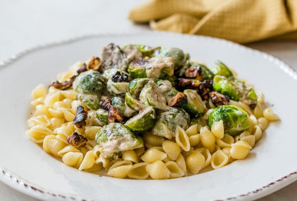 Parmesan-Pasta mit Rosenkohl und Walnüssen