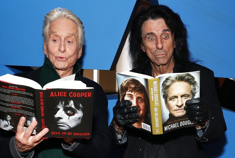 Michael Douglas und Alice Cooper: Besonderer Buch-Austausch