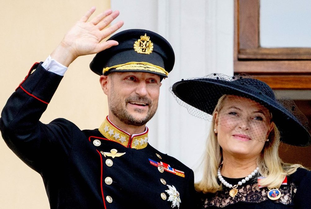 König Haakon VIII. ziert erstmals als Monarch eine Briefmarke