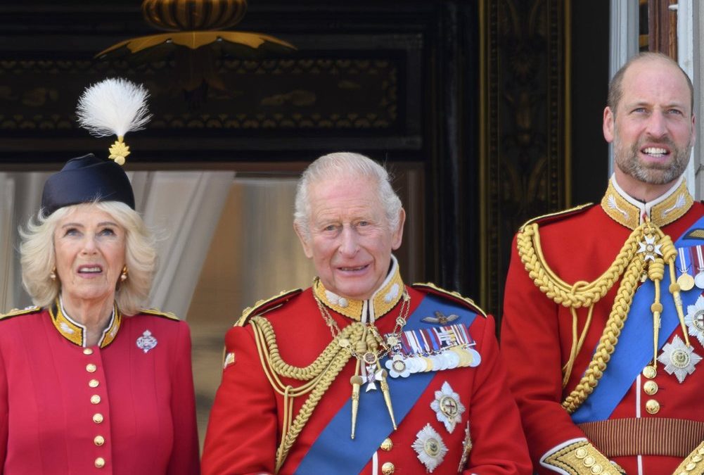 König Charles und Königin Camilla reisen mit Prinz William nach Wales