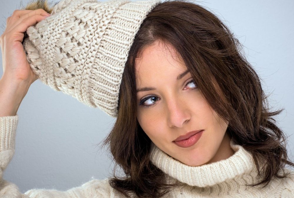 Platte Haare nach dem Mützetragen? So lässt sich die Frisur retten