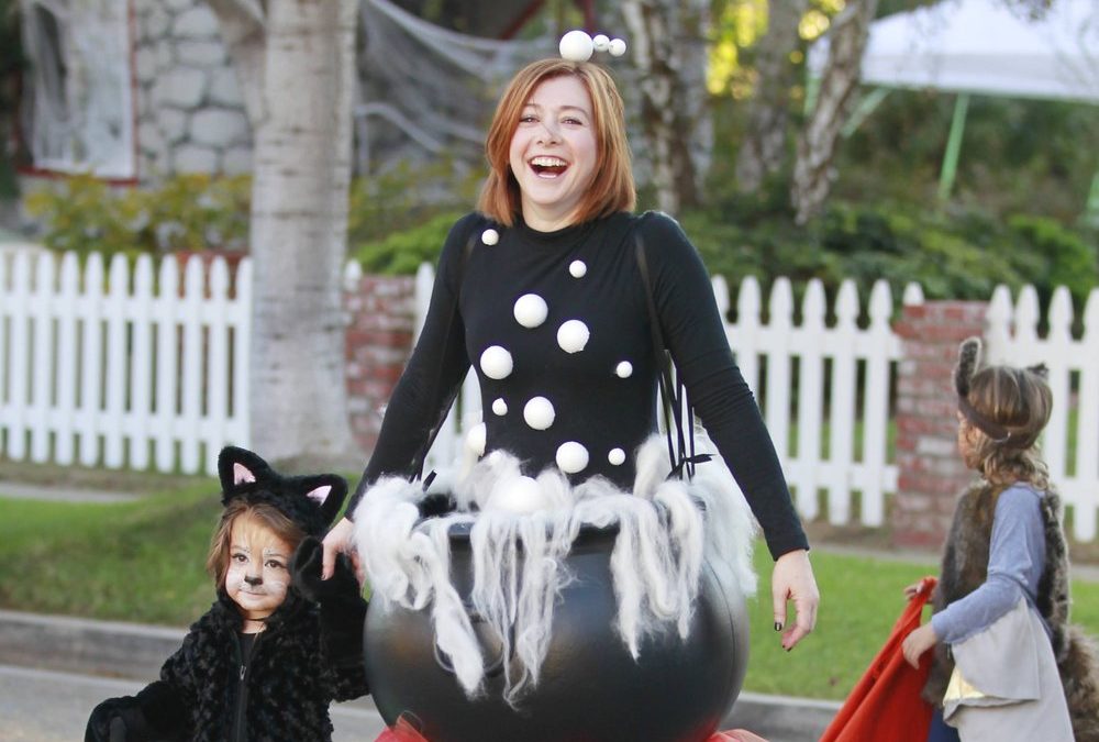 Alyson Hannigan schmückt ihr Haus zu Halloween mit „Buffy“-Requisiten