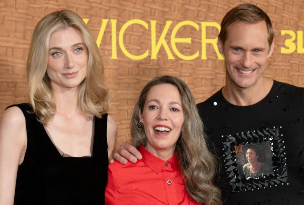 Alexander Skarsgård trägt Olivia Colman auf der Brust