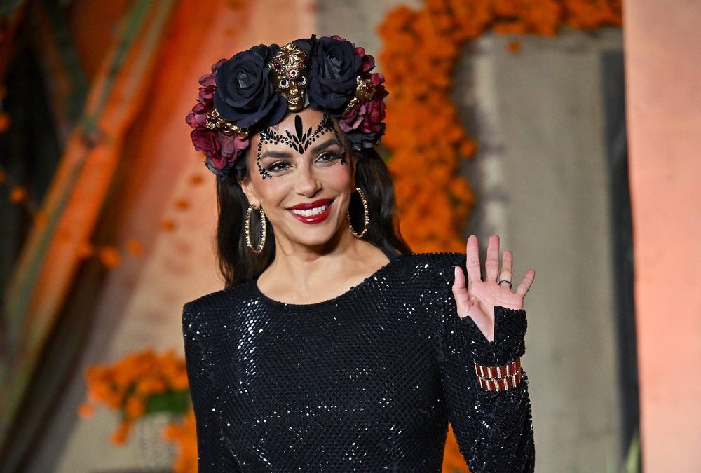 Eva Longoria verzaubert bei Día-de-Muertos-Gala in schwarzer Robe