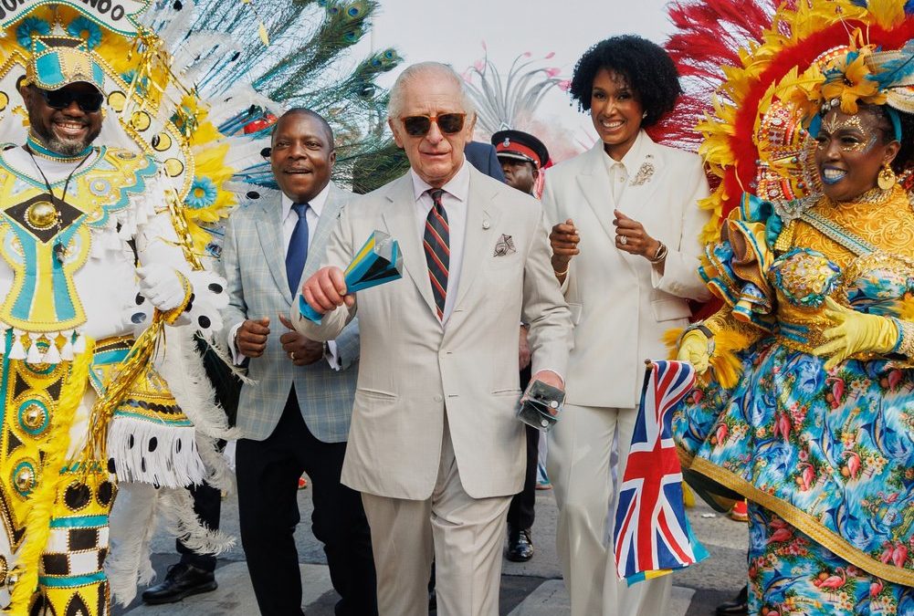 Auf den Bahamas: König Charles III. tanzt bei Karnevalsparade