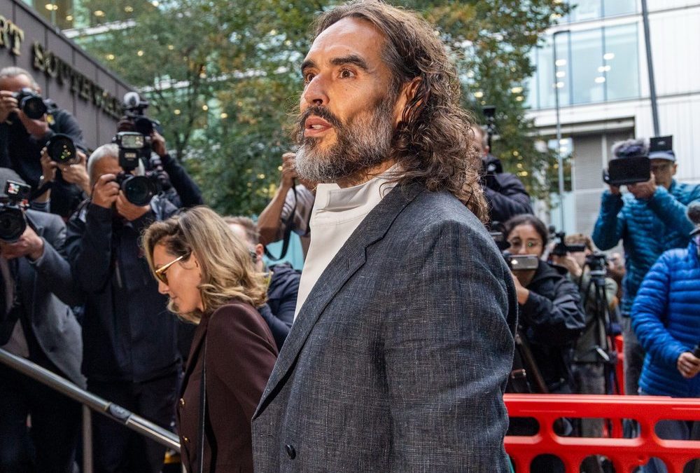 Russell Brand erstmals im Zeugenstand: Niemand will für ihn aussagen