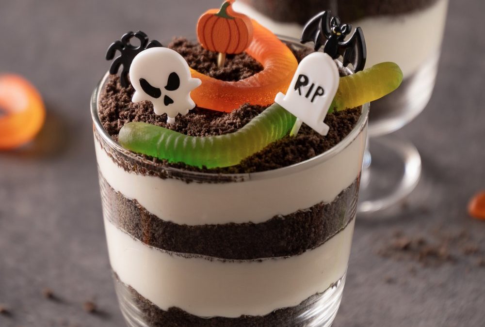Süßes an Halloween: Friedhof-Schichtdessert im Glas