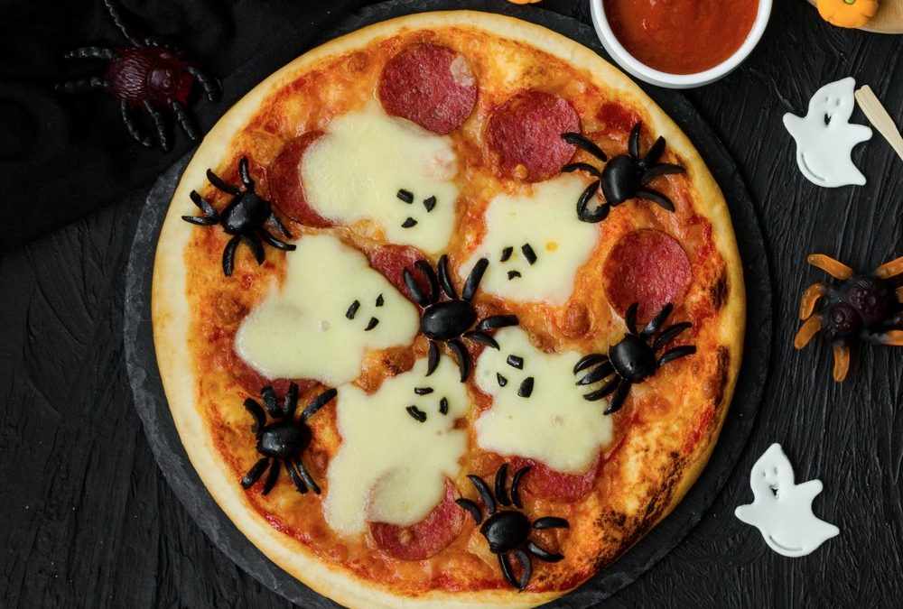 Gespenstisch gut: Halloween-Pizza mit Salami und Oliven