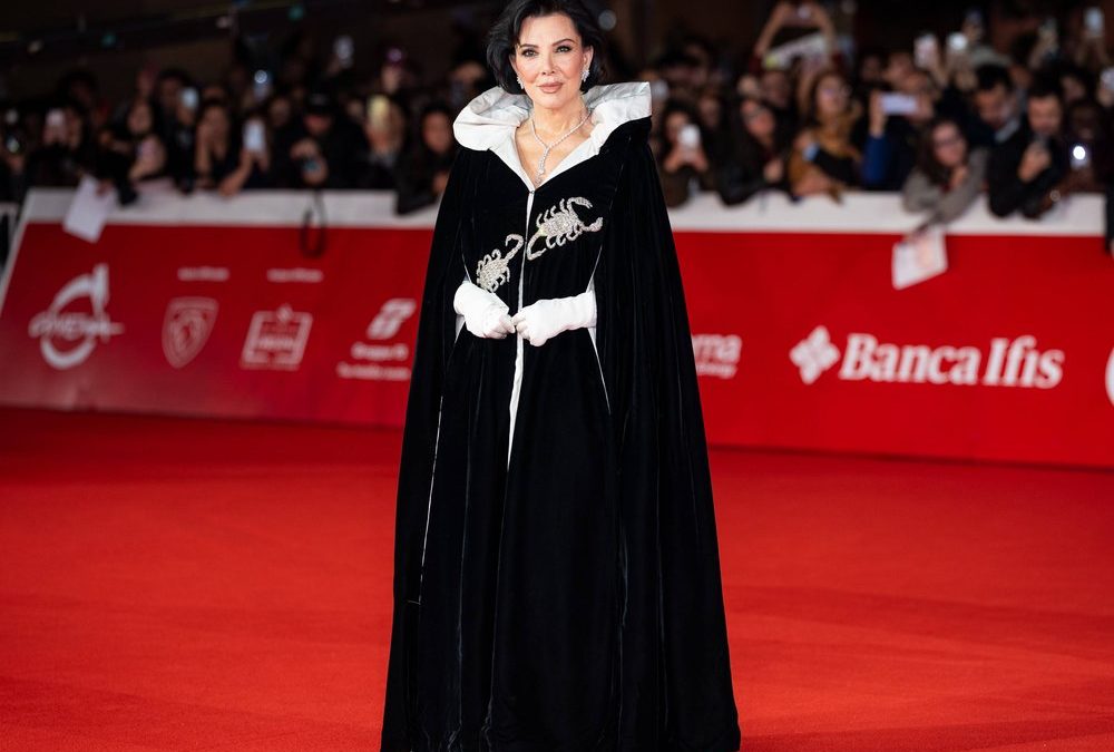 Kris Jenner begeistert in Skorpion-Cape von Elizabeth Taylor