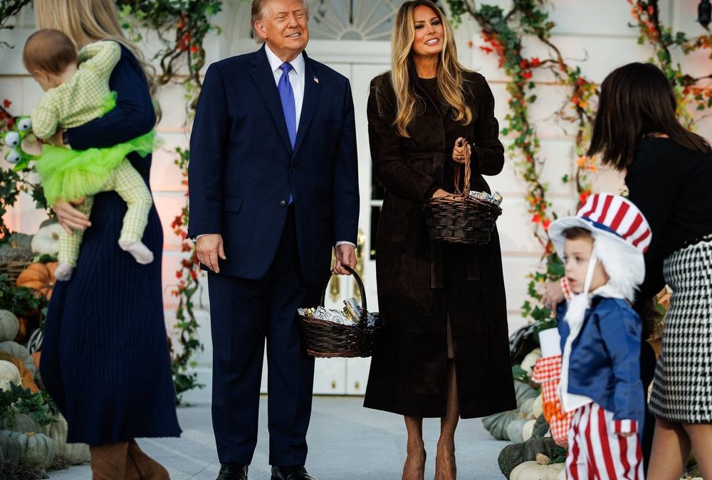 Melania und Donald Trump feiern Halloween im Weißen Haus