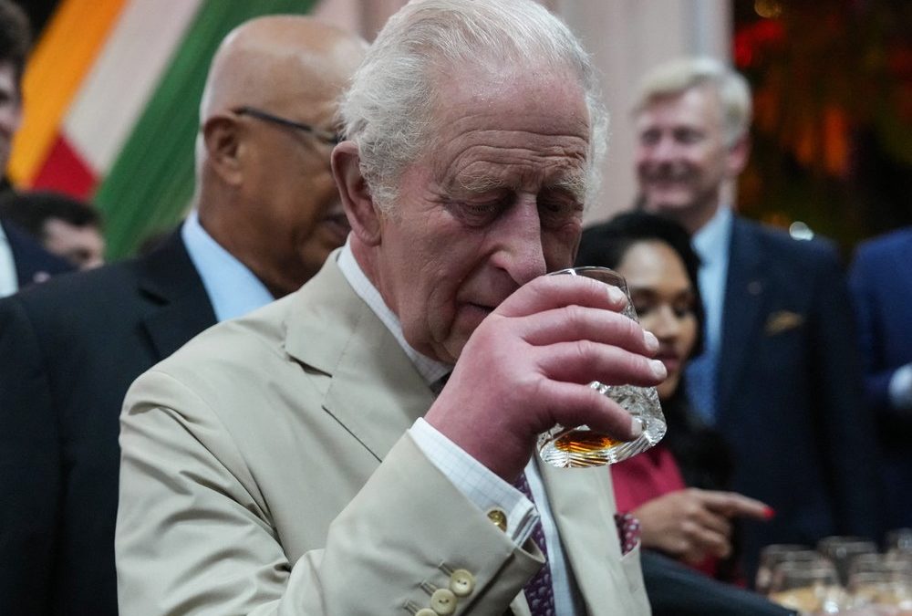 König Charles in Guyana: Monarch verkostet Rum