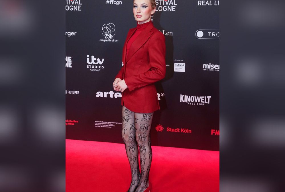 Filmpremiere in Köln: Helena Zengel kommt im roten Power-Look