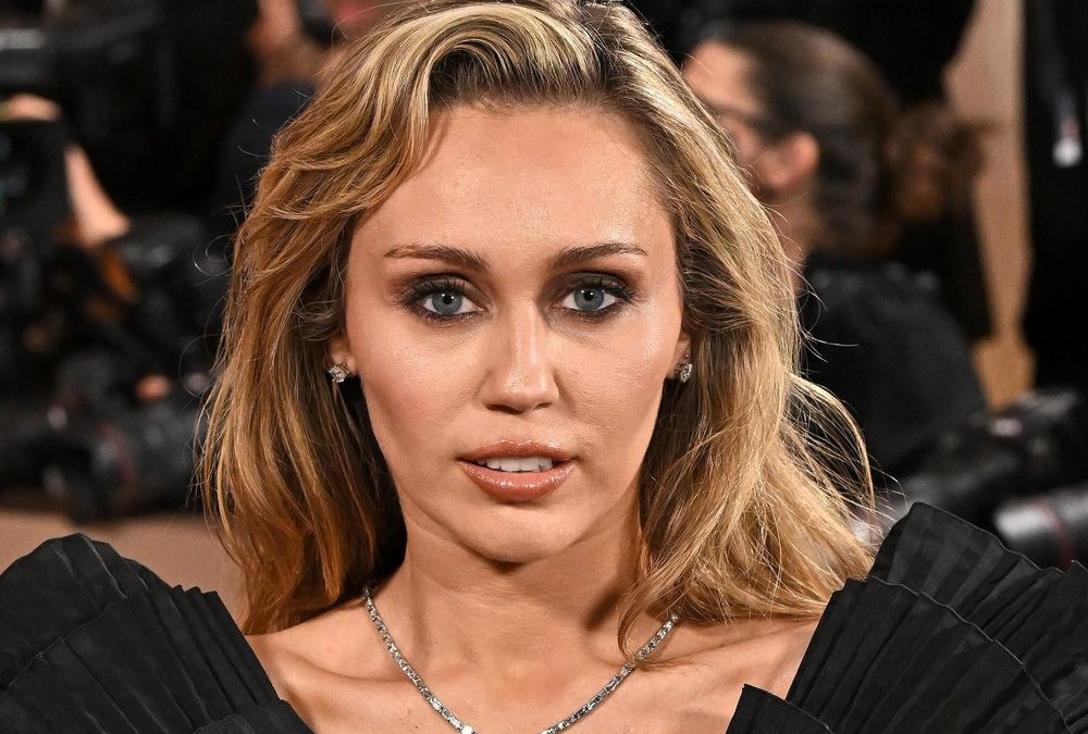 Miley Cyrus rasiert krebskrankem Fan vor der Chemo den Kopf